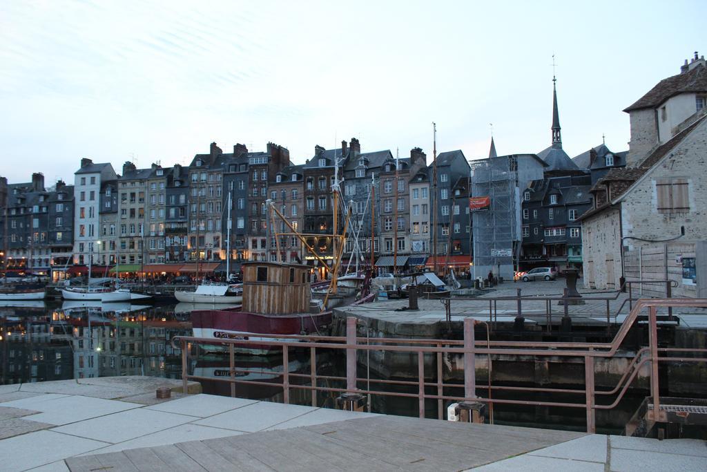 Appartement Le Phare Honfleur Exterior photo